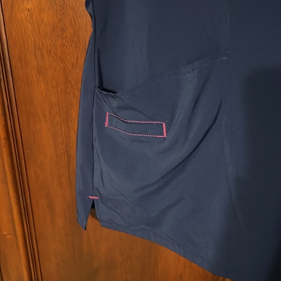 Smitten scrub top XL - Picture 4 of 6